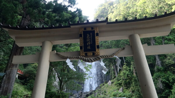 飛瀧神社の鳥居