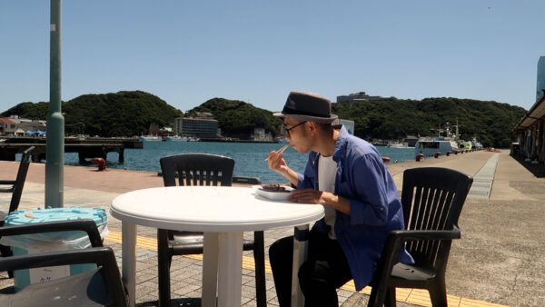 マグロのカマ焼きを食べる様子